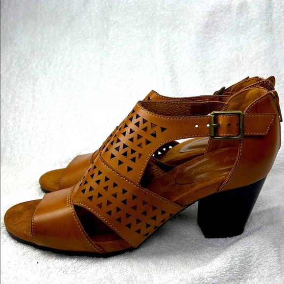 Easy Street Women's Brown Sandals - Picture 3 of 7